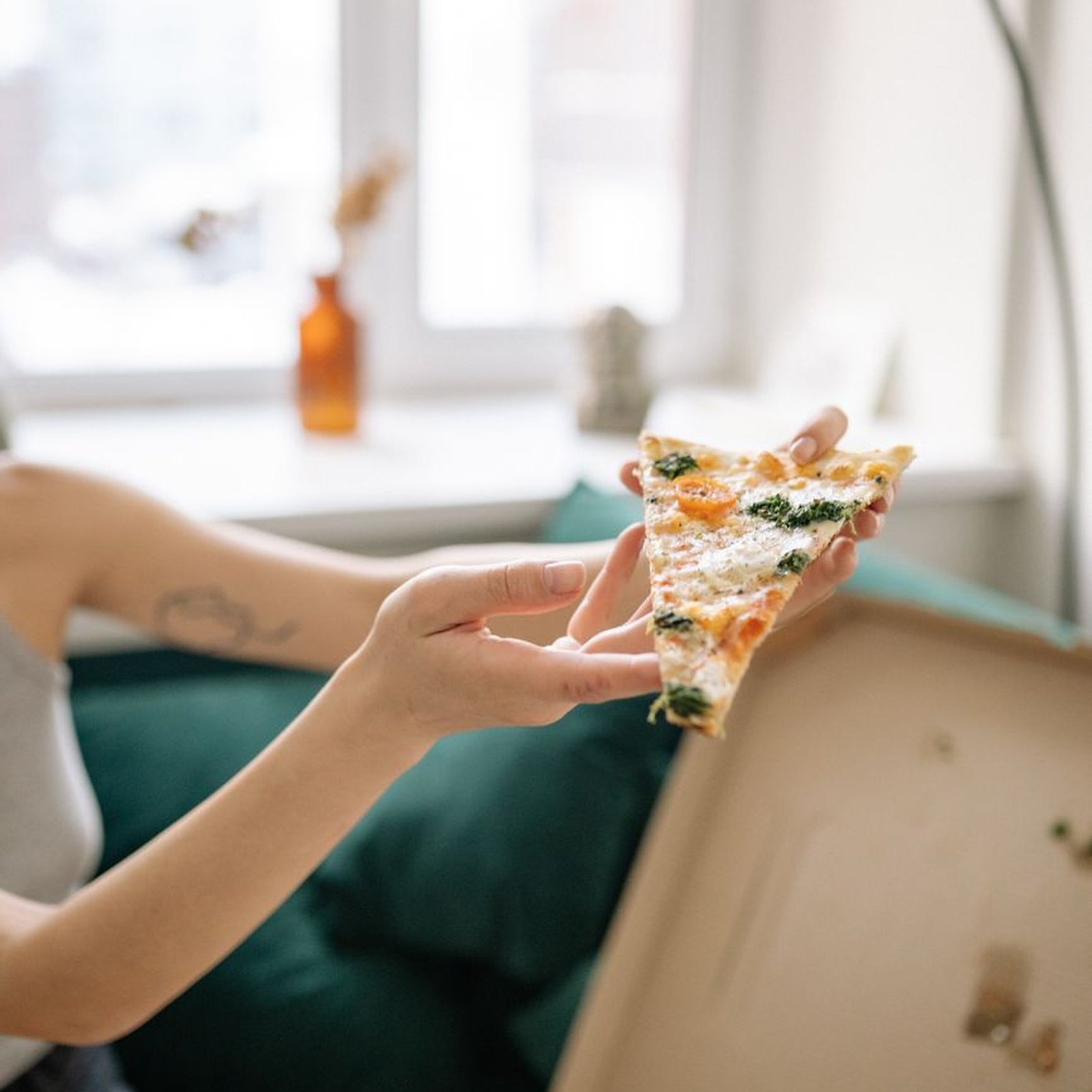 Halomnyi grillezett csirke szezámmaggal, kerek fatálon, rozmaringgal.